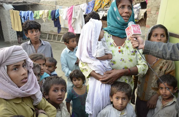 Mother of measles affected children talks to media persons in Naundero — Stock Photo, Image