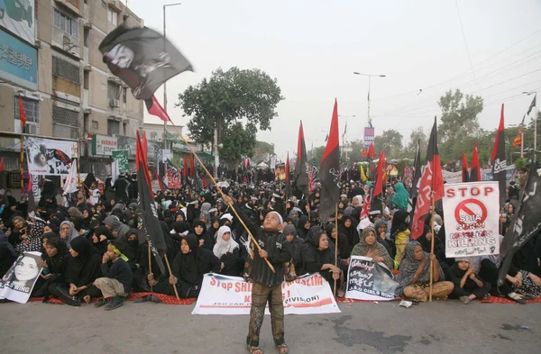 什叶派穆斯林举行抗议目标杀戮和种族灭绝的什叶派穆斯林在巴基斯坦 — 图库照片