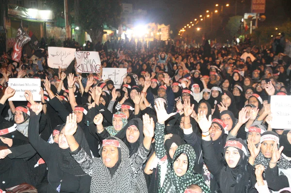 Shiite Muslims hold protest against target killing and genocide of Shiite Muslims across Pakistan — Stock Photo, Image