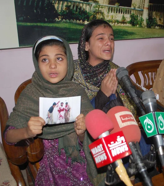 Daughters of Aman Ullah Brohi who killed in a fake police encounter on the dispute of 1.8 Million Rupees, addresses to media persons — Stock Photo, Image