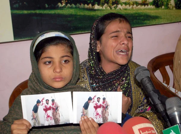 Filles d'Aman Ullah Brohi qui a tué dans une fausse rencontre policière sur le différend de 1,8 millions de roupies, adresses aux personnes des médias — Photo