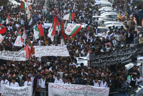 APMSO) están protestando contra la emisión de un aviso de desacato al Jefe del Movimiento Muttehda Qaumi, Altaf Hussain —  Fotos de Stock