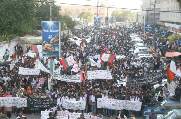 APMSO) estão protestando contra a emissão de aviso de desrespeito do tribunal para Muttehda Qaumi Movimento Chefe, Altaf Hussain — Fotografia de Stock
