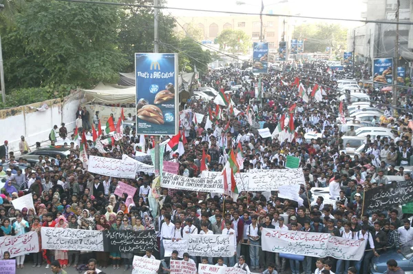 APMSO) protestano contro l'emissione di un avviso di disprezzo della corte al capo del movimento Muttehda Qaumi, Altaf Hussain — Foto Stock