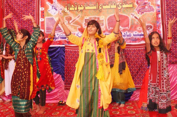 Para murid mengenakan busana tradisional yang menari pada lagu-lagu tradisional saat acara tableau untuk merayakan Hari Kebudayaan Sindhi — Stok Foto