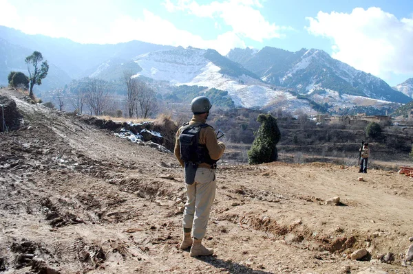 güvenlik personeli stand uyarıları şanssız olay bir darbe işlemi sırasında önlemek için zorlar.