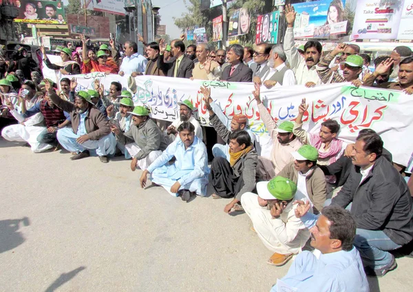Membri dell'Associazione dei Lavoratori della Vaccinazione cantano slogan contro l'uccisione di lavoratori vaccinati contro la poliomielite — Foto Stock