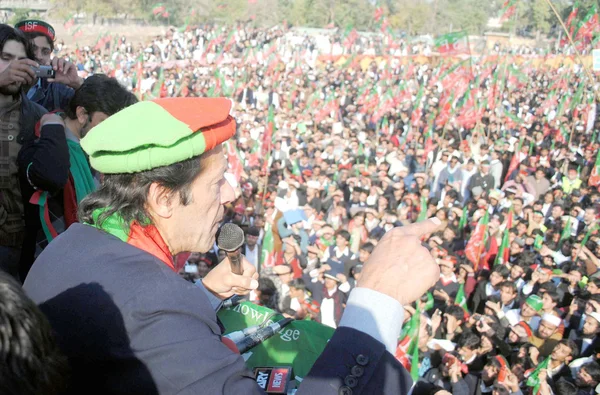 De Voorzitter van de Tehreek-e-insaf, imran khan adressen naar de openbare bijeenkomst gearrangeerd door insaf studenten Federatie — Stockfoto