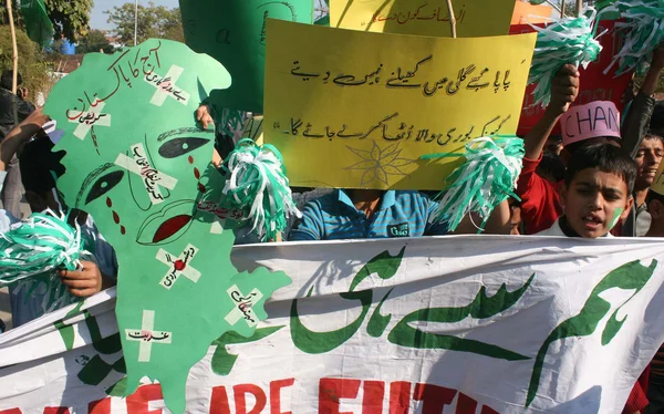 Crianças apoiantes de Tehreek-e-Minhaj-ul-Quran cantam slogans em favor de Minhaj-ul-Quran International — Fotografia de Stock