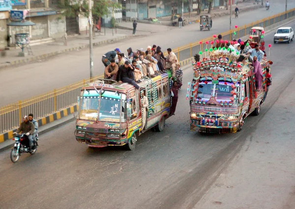 Os passageiros viajam em um ônibus de sobrecarga devido à não disponibilidade de ônibus de passageiros em Karachi — Fotografia de Stock