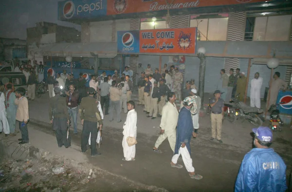 Ataque de granadas de mano por la mafia de la extorsión en un restaurante ubicado en Maripur Road en Karachi — Foto de Stock