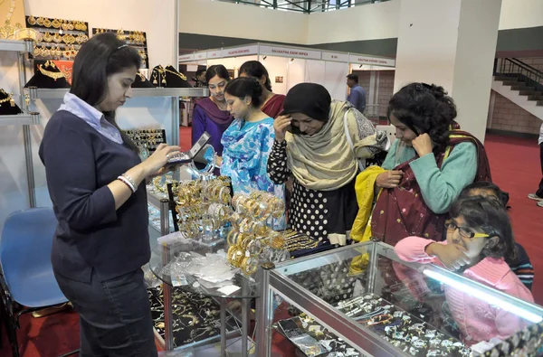 Pengunjung sangat tertarik pada perhiasan di warung selama Expo-India 2012, yang diselenggarakan oleh Karachi Chamber of Commerce and Industry — Stok Foto