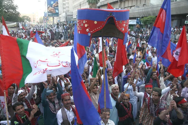 Des militants de différents partis politiques de la région du Sindh célèbrent ensemble la Journée culturelle du Sindhi — Photo