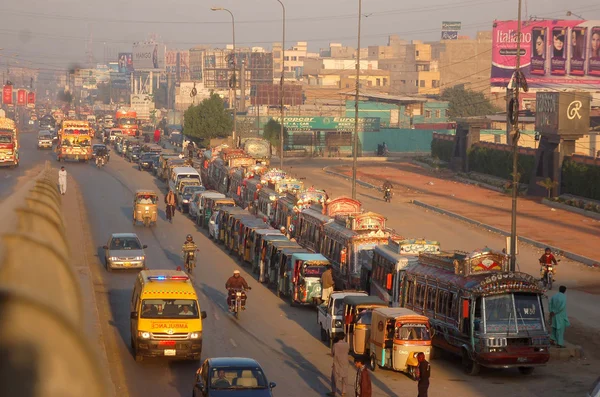 A large number of vehicles are in queue waiting for their turn to refill CNG, at a CNG Station — Stock Photo, Image