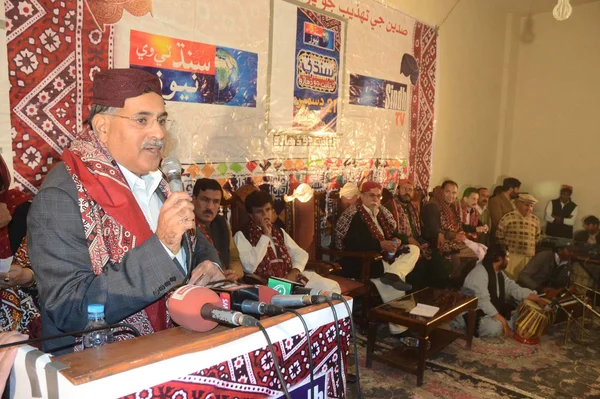 Balochistan Assembly Speaker, Muhammad Aslam Bhootani addresses to gathering during ceremony of Sindh Culture Topi Ajrak Day — Stock Photo, Image