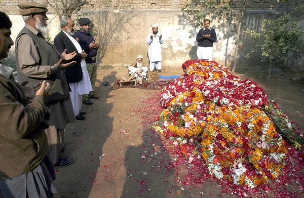 Offrire Dua per l'anima di Khyber Pakhtoonkhawa Senior Minister, Bashir Ahmed Bilour — Foto Stock