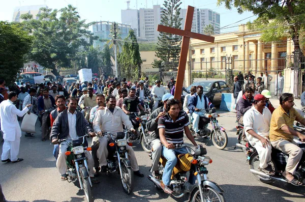 Hıristiyan topluluk üyeleri yüksek mahkeme kayıt bağlantı Noel bir miting sırasında geçmek