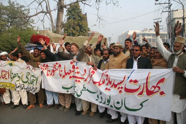 Miembros de la Junta de Punjab Kissan corean consignas contra la India durante manifestación de protesta en el club de prensa Lahore Imagen de archivo