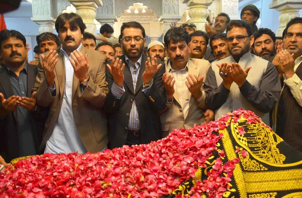 Les dirigeants du Mouvement Muttehda Qaumi (MQM), le Dr Sagheer Ahmed et d'autres offrent Fateha sur la tombe de Benazir Bhutto — Photo