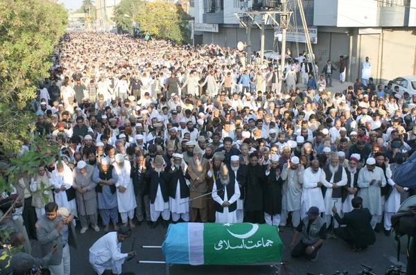 Erbjuda begravning bön av veteran jamat-e-islami ledare, professor ghafoor ahmed på Ida-e-noor-e-haq — Stockfoto