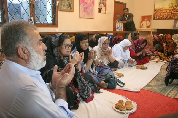 Peoples Party (SB) Chairperson, Ghunwa Bhutto and other offer Dua for departed soul of PPP Chairperson Benazir Bhutto — Stock Photo, Image