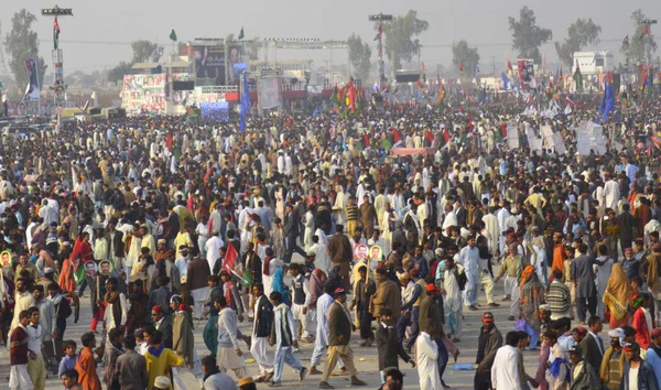 Supporters of Peoples Party are present during public gathering on occasion of the Fifth Death Anniversary — Stock Photo, Image