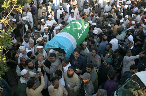 Bära kistan för veteran jamat-e-islami ledare, professor ghafoor ahmed på Ida-e-noor-e-haq — Stockfoto