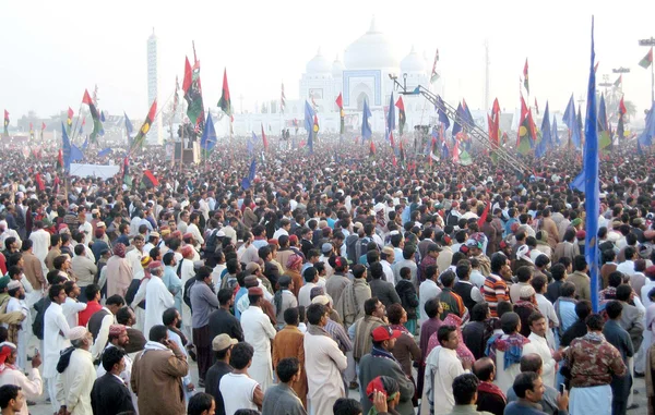 Partidarios del Partido Popular están presentes durante la reunión pública con motivo del V Aniversario de la Muerte del Presidente del PPP — Foto de Stock