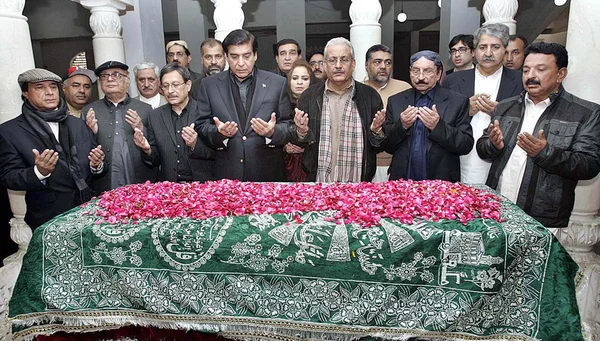 Primer Ministro, Raja Pervez Ashraf ofrece Fateha en la tumba de Benazir Bhutto —  Fotos de Stock