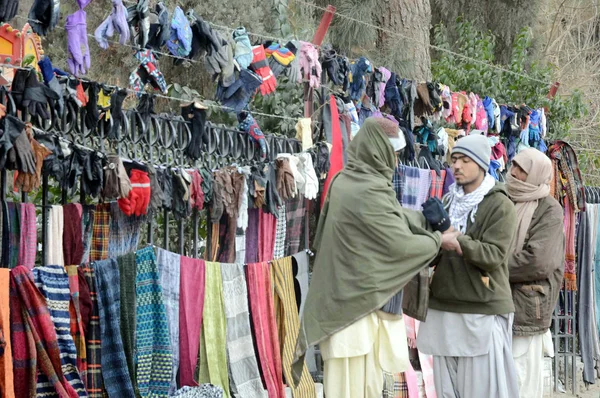 Ocupado en la compra de paños calientes para salvarse de las olas frías durante la temporada de invierno —  Fotos de Stock