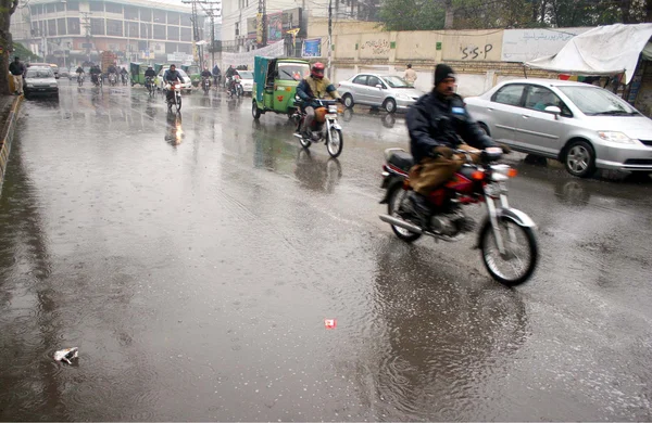 kış mevsimi sağanak sırasında shimla hill yakınlarındaki bir yolu commuters geçer