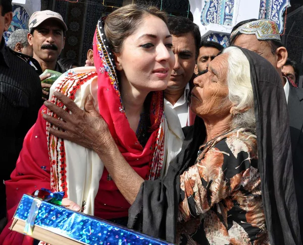 Rådgivare sindh chief minister, sharmila farooqi distribuerar kläder bland behövande under hennes besök tillfälle årliga urs firandet — Stockfoto