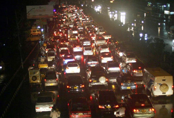 A large number of vehicles stuck in traffic jam at Shahrah-e-Faisal — Stock Photo, Image