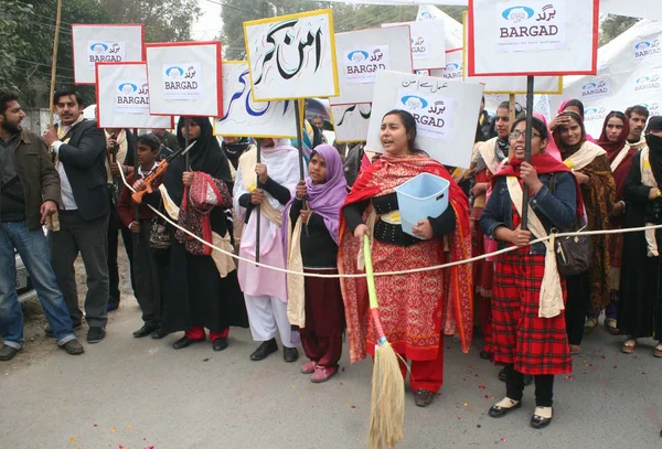 Members of Bargad Organization for Youth Development chant slogans in favor of Peace in Country — Stock Photo, Image