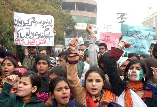 Partidarios de Aman Ittehad y South Asia Partnership Pakistan cantan consignas a favor de la paz en el país y el asesinato de trabajadores de vacunación contra la polio —  Fotos de Stock