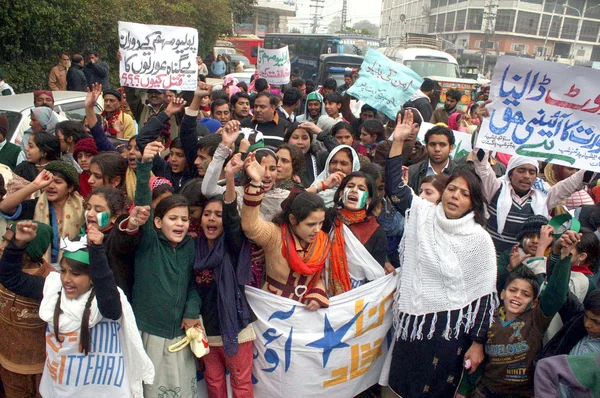 Aanhangers van aman ittehad en Zuid-Azië partnerschap pakistan chant slogans ten gunste van vrede in het land en doden van polio vaccinatie werknemers — Stockfoto