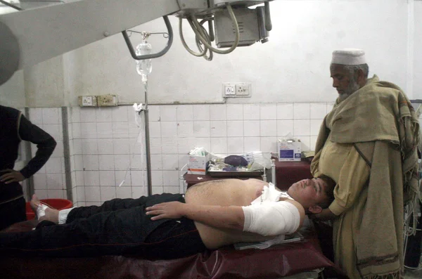 NGO Member, Majid who got injured in an assassination attack by unidentified gunmen at Sawabi — Stock Photo, Image