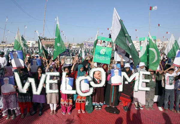 支持者和活动分子 muttehda 民族统一运动 （mqm） 是聚集欢迎道路-ul-古兰经 》 国际主席，穆拉纳 tahir-ul-德里 — 图库照片