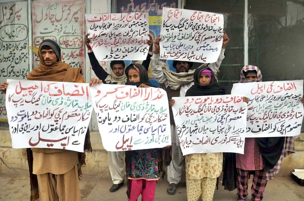 Residents of District Dera Ghazi Khan chant slogans against gang rape with Anita Mai and their area police officials — Stock Photo, Image