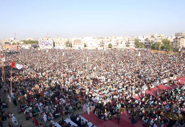 Partidarios y activistas del Movimiento Muttehda Qaumi (MQM) escuchan los discursos del Presidente Internacional de Minhaj-ul-Quran, Mulana Tahir-ul-Qadri Fotos de stock