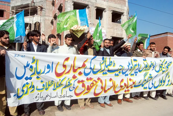 Activisten van Ji-e-islami chant slogans tegen militanten mortieren beschietingen in bara tehsil tijdens protestdemonstratie — Stockfoto