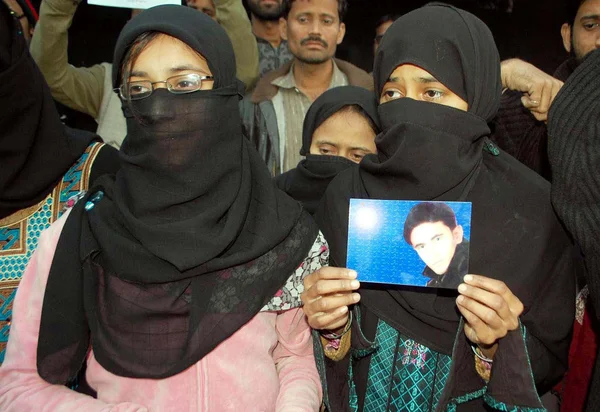 Parentes de Tariq Ali protestando contra a não prisão de seus assassinos durante uma manifestação — Fotografia de Stock