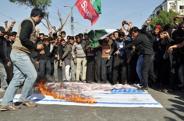 Den shiitiska sörjande bränna USA och Israel flaggor som de deltar sorg procession ibland av Chehlum (40 dag sörjer minnet) — Stockfoto