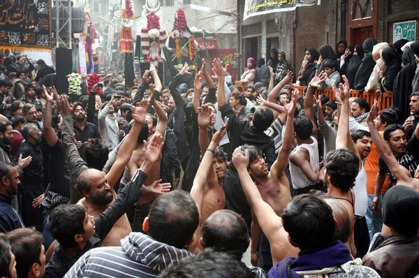 Musulmanii șiiți îndoliați participă la procesiunea religioasă în legătură cu Chehlum (Comemorarea doliului de patruzeci de zile ), — Fotografie, imagine de stoc