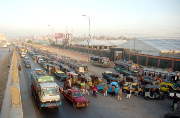 A large number of vehicles are in queue waiting for their turn to refill CNG, at a CNG Station — Stock Photo, Image