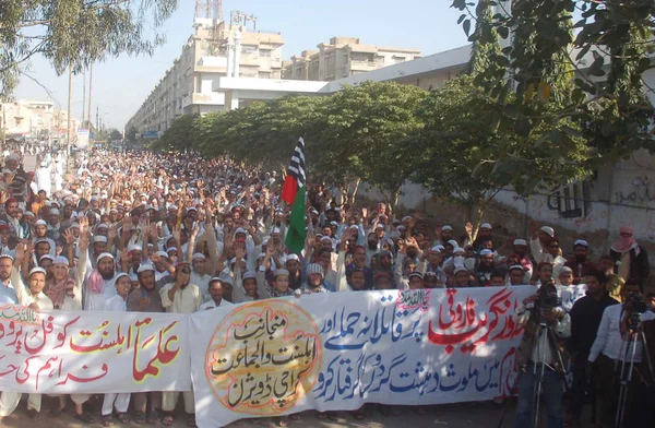 Activists of Ahle Sunnat Wal Jamat (Defunct Sipah-e- Sahaba) chant slogans against assassination attack on their leader, Aurangzeb Farooqi — Stock Photo, Image