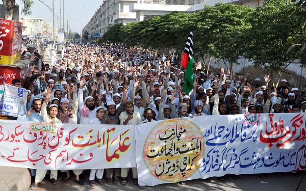Activists of Ahle Sunnat Wal Jamat (Defunct Sipah-e- Sahaba) chant slogans against assassination attack on their leader, Aurangzeb Farooqi — Stock Photo, Image