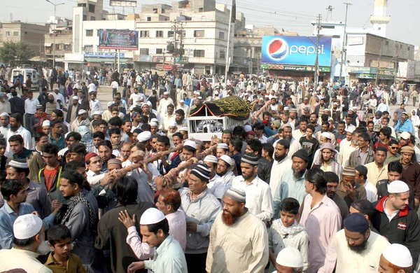 Llevar ataúd de activista de Jamiat-e-Ulema-e-Islam, Asghar Ali que baleado por pistoleros no identificados en Gulberg —  Fotos de Stock