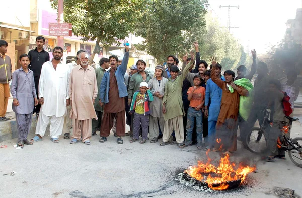 Les habitants de Qasimabad brûlent des pneus alors qu'ils protestent contre la pénurie d'eau potable dans leur localité, lors d'une manifestation — Photo