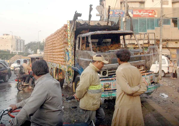 Gather near truck that caught fire due to electric short circuit, near Aisha Manzil area — Stock Photo, Image